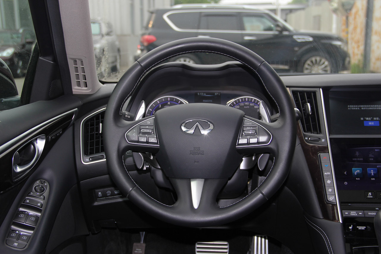 2016款英菲尼迪Q50L 2.0T自动豪华运动版