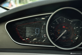 2014款荣威550S 1.8L自动智选版 温莎白