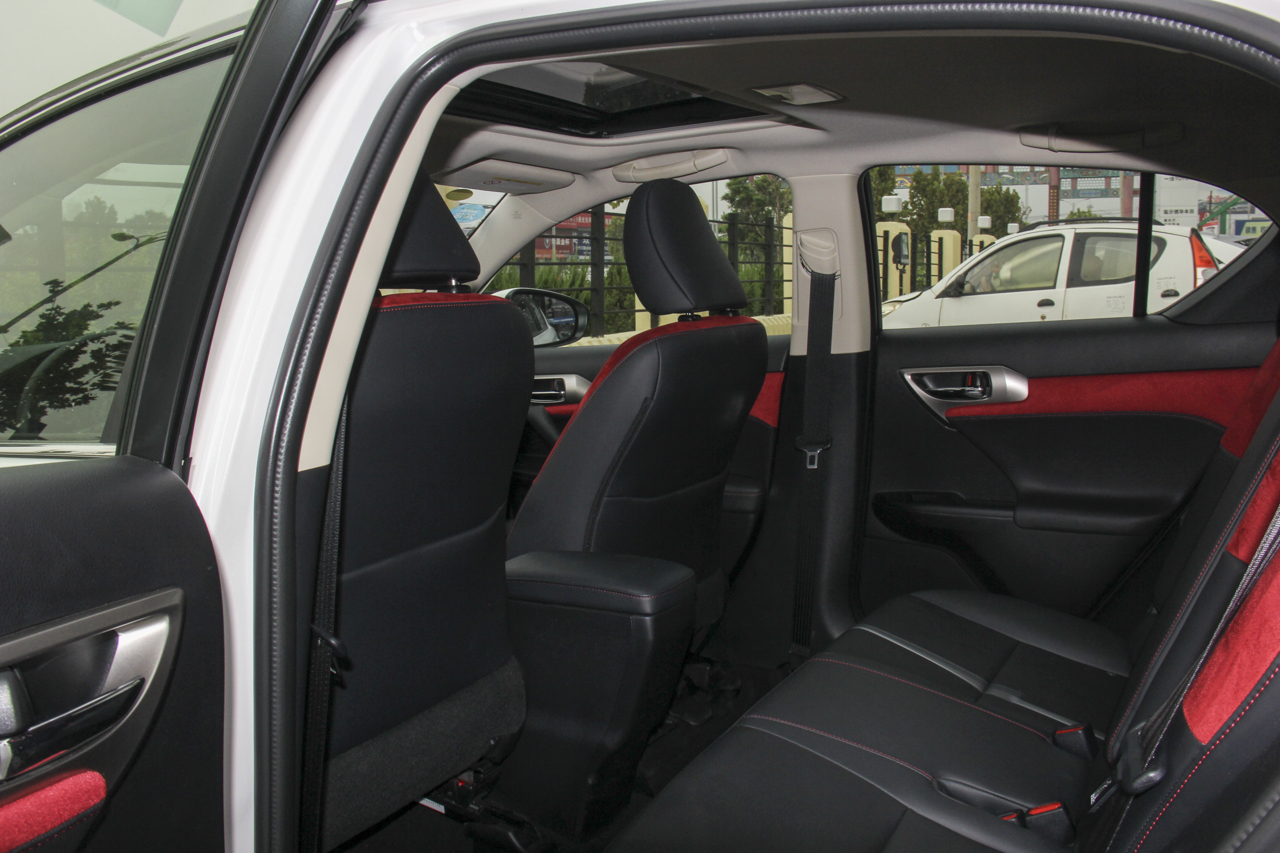 2017款雷克萨斯CT200h 舒适版双色