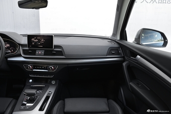 2018款奥迪Q5L 2.0T自动45 TFSI尊享运动型