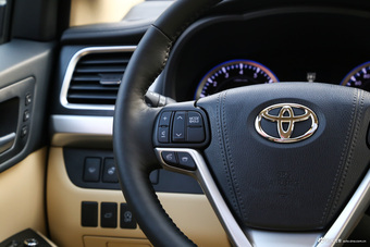 2017款汉兰达2.0T自动四驱至尊版7座