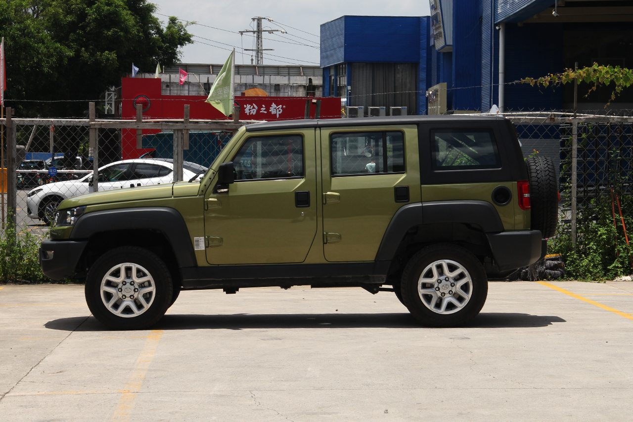 2016款北京BJ40L 2.3T自动两驱尊贵版