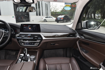 2018款宝马5系改款2.0T自动530Li尊享型豪华套装