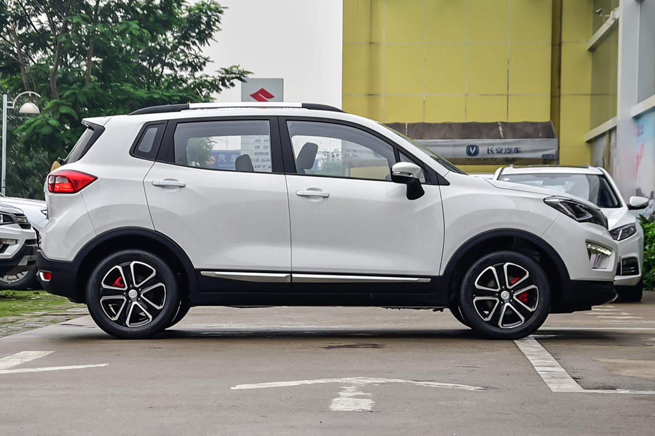 2016款长安CS15 1.5L手动尊贵版