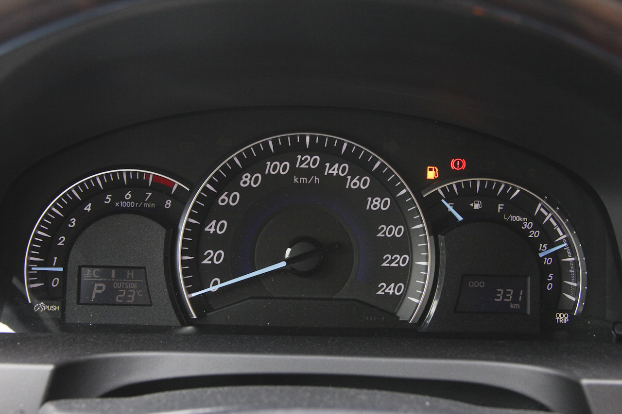 2016款凯美瑞2.0L自动十周年纪念领先版