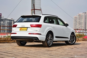 2018款奥迪Q7 3.0T自动45TFSI S line运动型