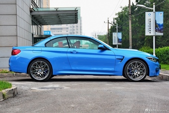 2017款宝马M4自动敞篷轿跑车