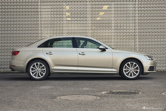 2018款奥迪A4L 2.0T自动30周年年型45 TFSI quattro个性运动版