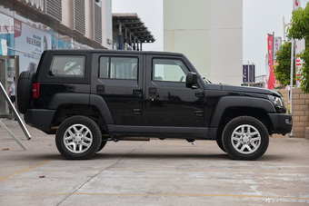 2016款北京BJ40L 2.0T手动四驱尊贵版 极夜黑