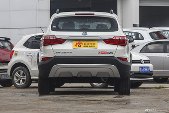 2016款昌河Q25 1.5L手动乐趣版 炫酷白