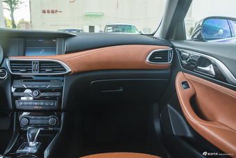 2017款英菲尼迪QX30 2.0T自动四驱极限版