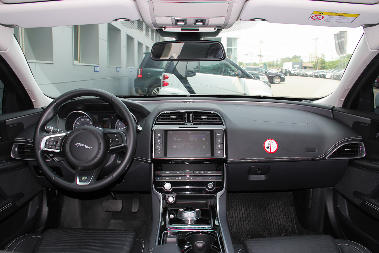 2015款捷豹XE R-SPORT 2.0T自动i4 Ti (240PS)