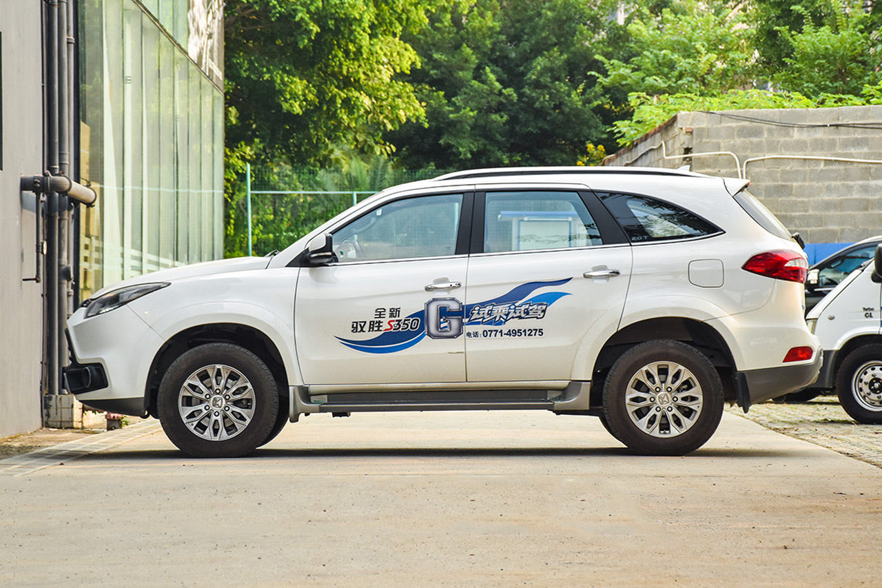 2016款驭胜S350 2.0T手动四驱汽油豪华天窗版5座