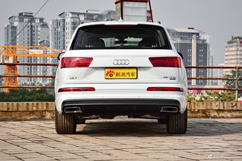 2018款奥迪Q7 3.0T自动45TFSI S line运动型