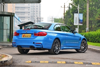 2017款宝马M4自动敞篷轿跑车