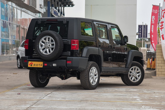 2016款北京BJ40L 2.0T手动四驱尊贵版 极夜黑