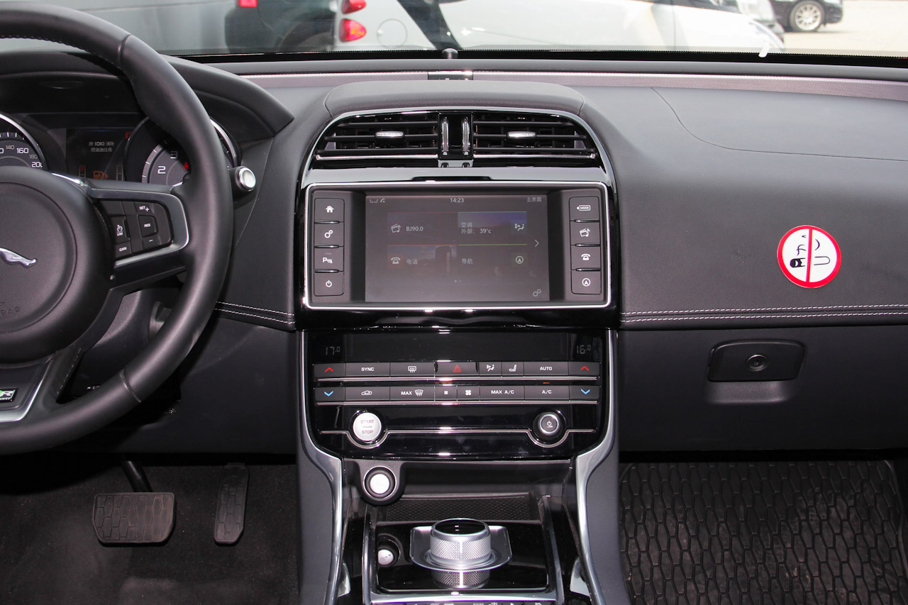 2015款捷豹XE R-SPORT 2.0T自动i4 Ti (240PS)