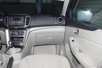 2016款启辰T70 1.6L手动睿行版