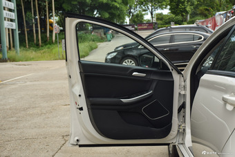 2014款荣威550S 1.8L自动智选版 温莎白