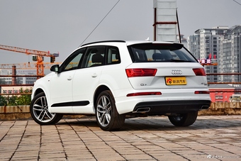 2018款奥迪Q7 3.0T自动45TFSI S line运动型