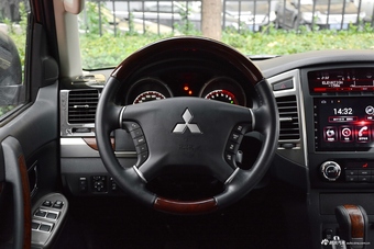 2018款帕杰罗3.0L自动尊贵版