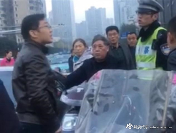 相声演员大兵开跑车遇刮擦发飙骂交警