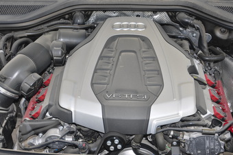 2016款奥迪A8L 3.0T自动45TFSI quattro时尚型