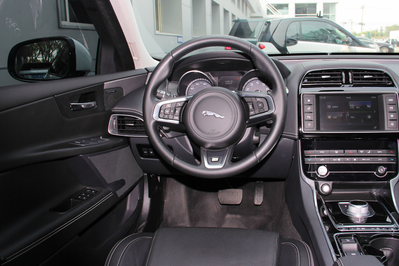 2015款捷豹XE R-SPORT 2.0T自动i4 Ti (240PS)