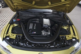 2017款宝马M4自动双门轿跑车