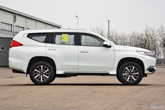 2017款帕杰罗·劲畅SPORT 3.0L自动V6中东版