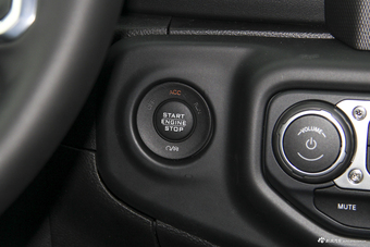 2018款牧马人2.0T自动四门撒哈拉版