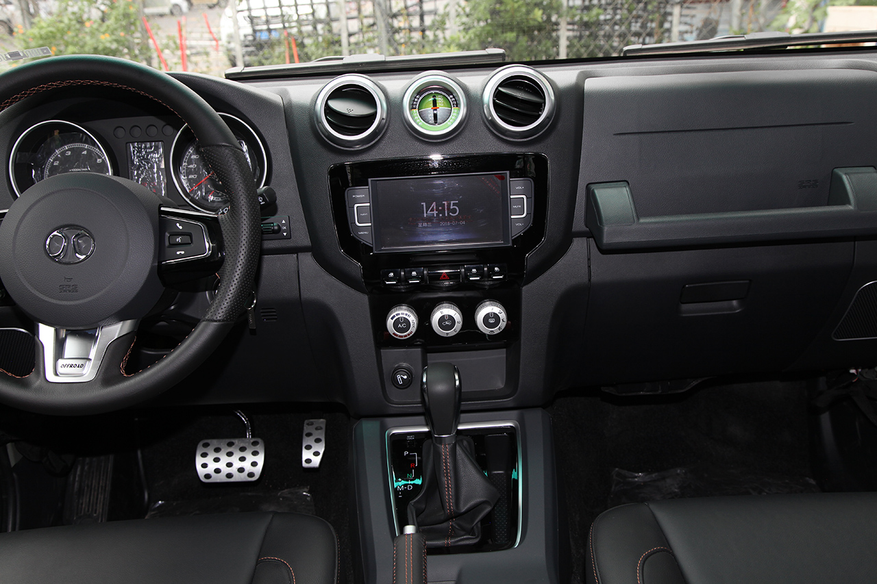 2016款北京BJ40L 2.3T自动两驱尊贵版