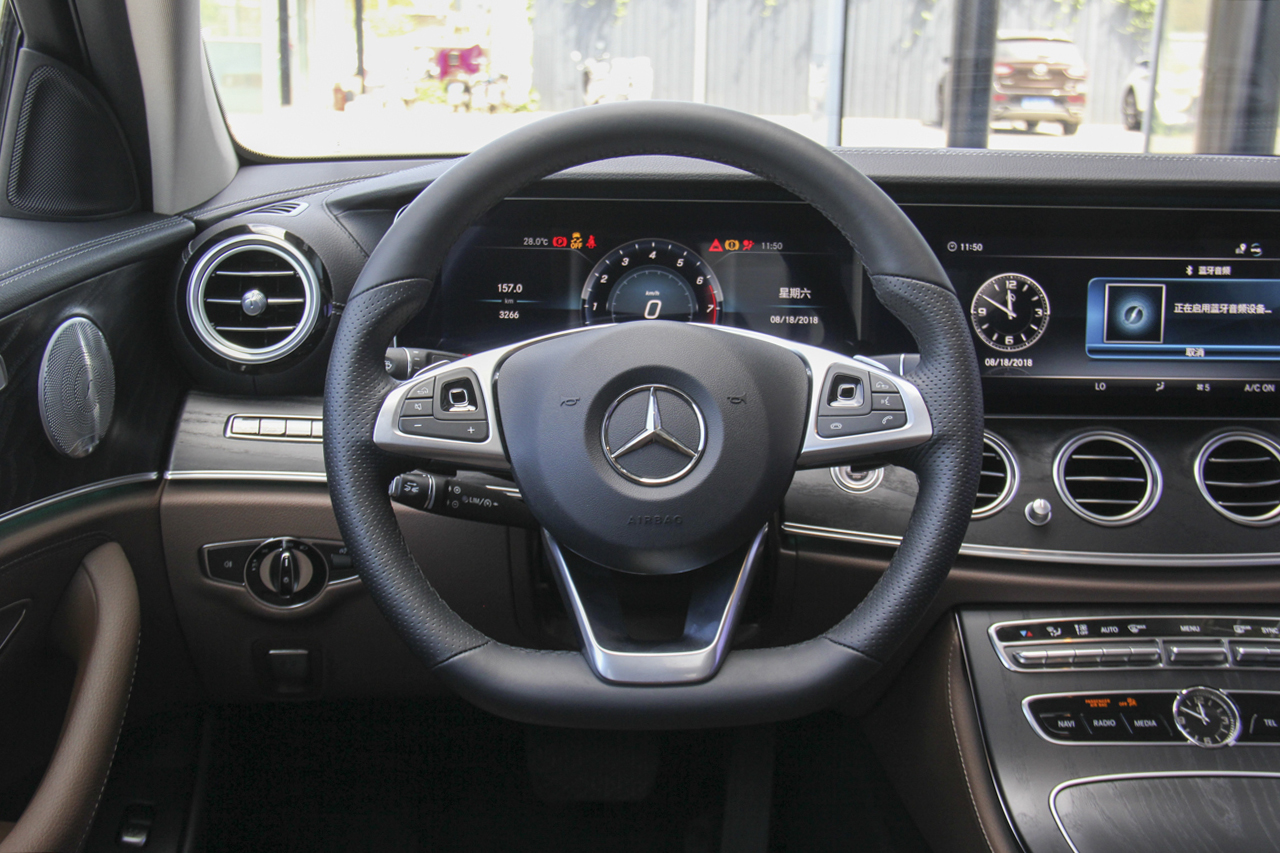 2018款奔驰E级改款2.0T自动 300L 豪华型