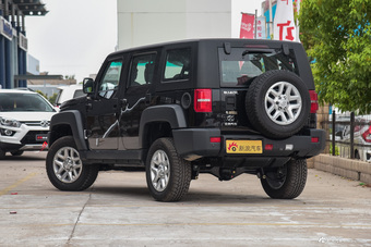 2016款北京BJ40L 2.0T手动四驱尊贵版 极夜黑