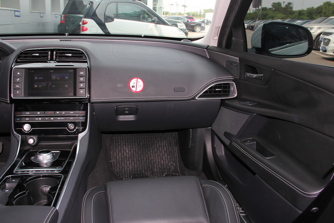 2015款捷豹XE R-SPORT 2.0T自动i4 Ti (240PS)