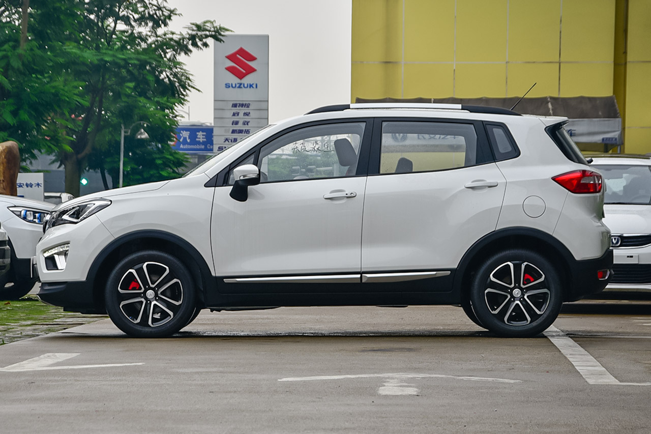 2016款长安CS15 1.5L手动尊贵版