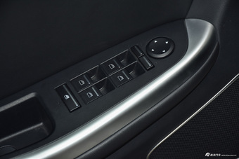 2014款荣威550S 1.8L自动智选版 温莎白