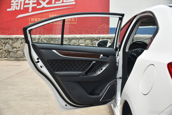 2015款众泰Z500 1.5T 手动豪华型 萨丁白