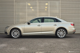 2018款奥迪A4L 2.0T自动30周年年型45 TFSI quattro个性运动版