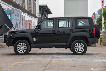 2016款北京BJ40L 2.0T手动四驱尊贵版 极夜黑