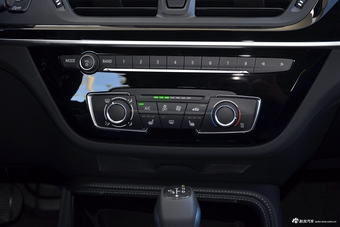 2018款宝马1系118i自动设计套装型