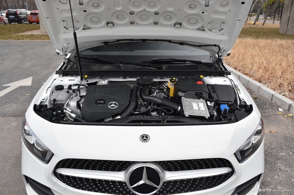 2019款奔驰A级 1.3T自动200 L运动轿车先行特别版