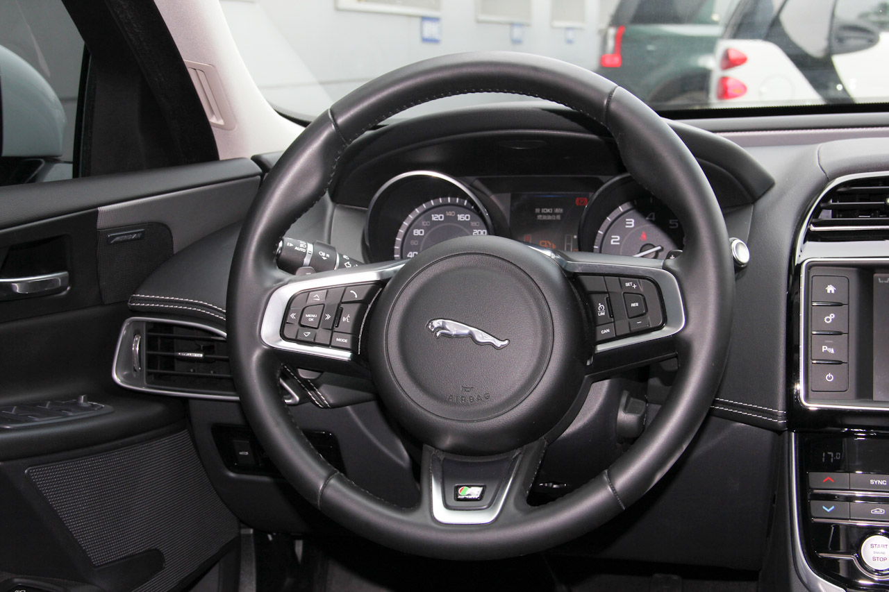 2015款捷豹XE R-SPORT 2.0T自动i4 Ti (240PS)
