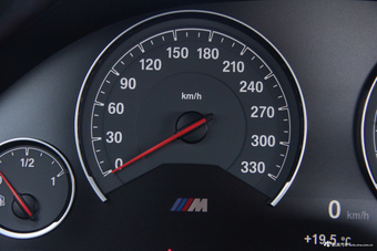 2017款宝马M4自动双门轿跑车