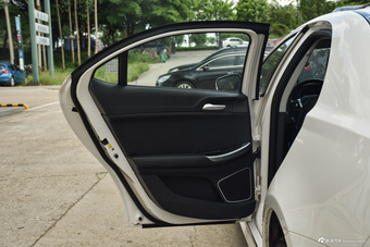 2014款荣威550S 1.8L自动智选版 温莎白