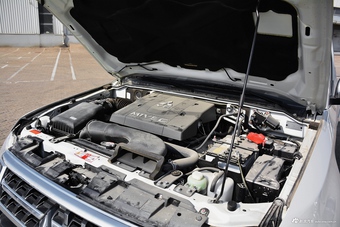 2016款帕杰罗三门版3.8L V6 GLS中东版