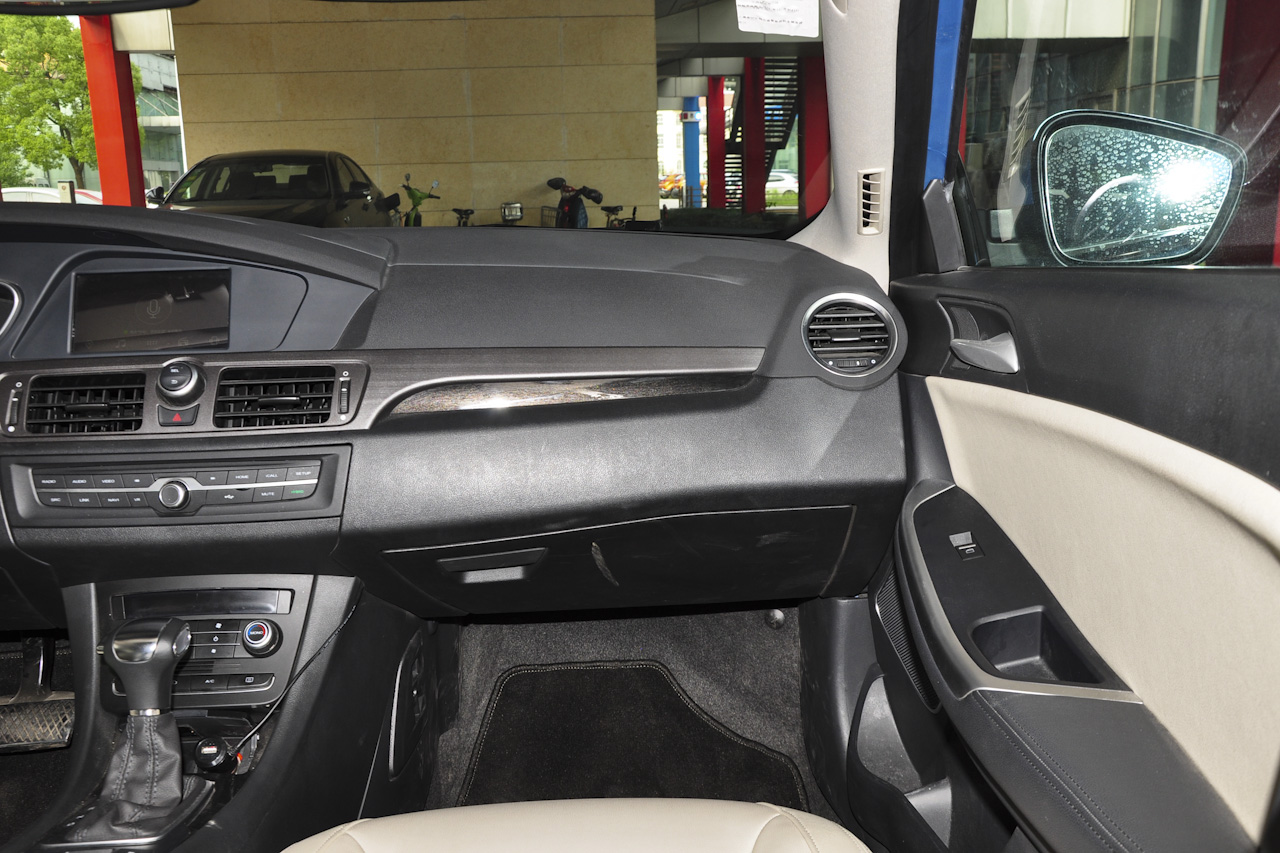 2016款荣威e550 1.5L自动旗舰版