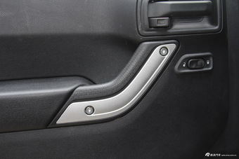 2015款牧马人3.0L自动四门舒享版Sahara