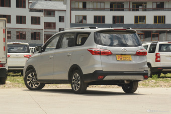 2017款长安欧尚A800 1.6L手动舒适型