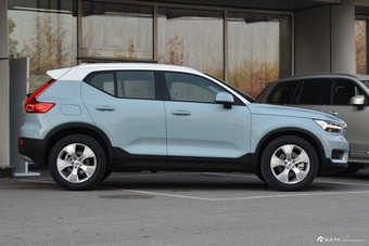 2019款沃尔沃XC40 2.0T四驱子夜亚马逊蓝T4